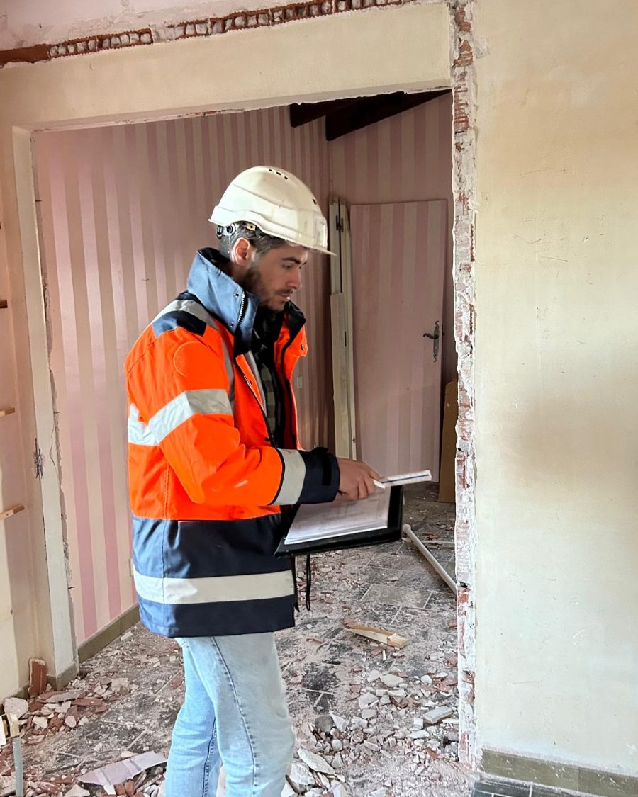 Yannis Cherchali sur un chantier de rénovation, en relevé